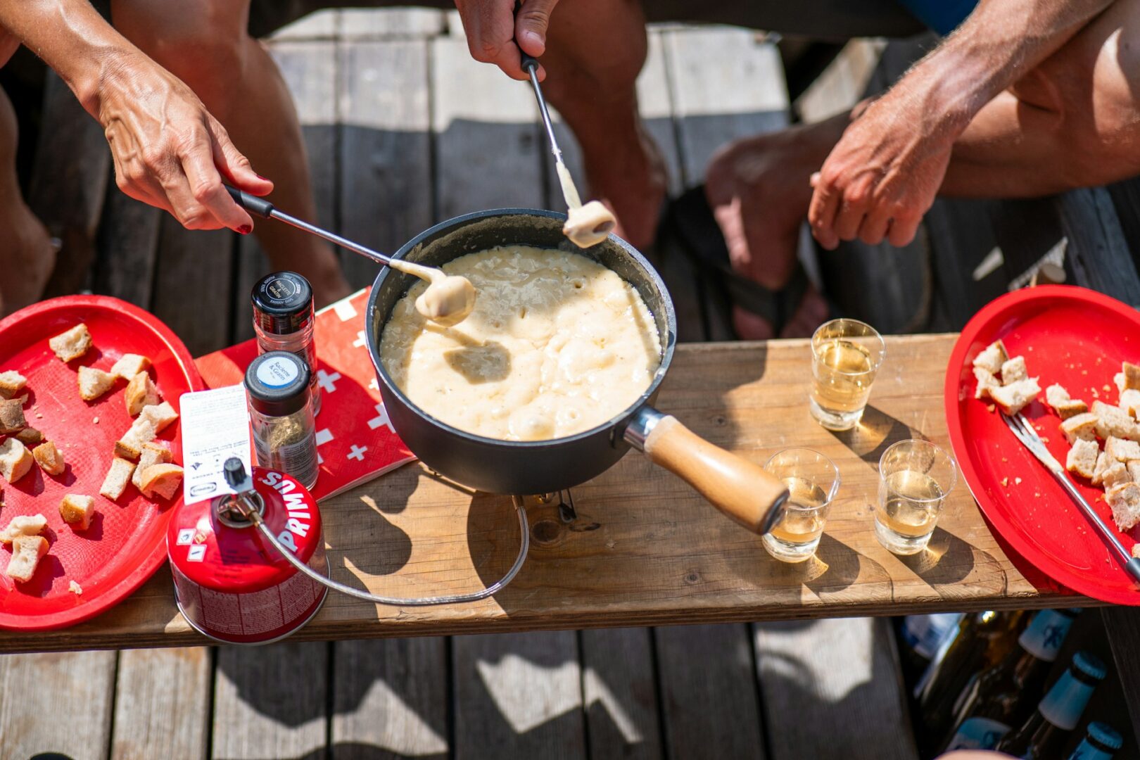 Fondue au fromage servie en plein air avec serviettes aux couleurs suisses